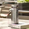 La taza de titanio es compacta y portátil, una taza de bolsillo de titanio puro con un alto valor estético, adecuada tanto para hombres como para mujeres, una taza de negocios aislada con un colador de té, taza de agua de titanio puro