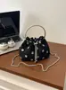 Bolso de hombro cruzado de lunares de nicho nuevo para otoño 2026, bolso cruzado de gamuza, bolso tipo cubo de hombro de estilo coreano de alta gama