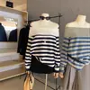 Liquidación, Sin Devoluciones ni Cambios. Otoño e Invierno Estilo Coreano Perezoso Chic Rayas Ajustado Hombros Descubiertos Manga Larga Tejido Top W7361