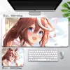 Mousepad extra grande de Uma Musume, apresentando os personagens Tokai Teio, Koden e Shion, projetado para uso silencioso e adequado para jogos de esports.