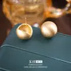 Aretes Geométricos de Aguja Plateada con un Estilo Europeo y Americano Sencillo y Moderno, Presentando un Diseño Redondo Hueco, Versátiles y Adecuados para el Uso Diario