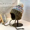 Novo chapéu de lã japonês vintage da Coreia do Sul aquecido com proteção para as orelhas, chapéu de tricô jacquard com pompom feminino para outono e inverno