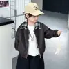 Conjunto de Primavera y Otoño para Niños: Chaqueta de Cuero Falsa de Dos Piezas con Cuello de Camisa, Estilo Coreano, Abrigo Elegante y Moderno para Niños, Tops para Niños Pequeños, Comercio Exterior