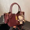 2025 Nuevo Otoño e Invierno Retro Textura Simple Versátil Portátil Bolso Cubo de Viaje Nicho de Moda Bolso Cruzado para Mujer