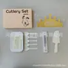 Juego de regalo de vajilla desechable para pasteles, juego de cinco piezas para fiestas de repostería, incluye cubiertos de plástico reforzado, platos de papel, velas y sombreros