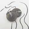 Botones de resina de imitación de cuerno de fábrica directos botón redondo de cuatro ojales botones para abrigo cortavientos al por mayor