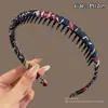 Cor de café com leite tecido plissado presilha de cabelo dentada design de dentes antiderrapante acessório de cabelo feminino suave para combinar em ambientes externos