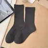 Meias brancas femininas, feitas de algodão penteado, absorventes, sem costura, comprimento até a panturrilha, cor sólida, design simples, caimento solto e adequadas para uso pós-parto