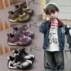 Nuevos estilos de primavera y otoño de zapatillas para correr ligeras, transpirables y antideslizantes para niños y niñas, con una suela suave, diseñadas para niños pequeños y con una parte superior de cuero para uso casual.