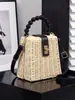 Bolsa de Palha Tecida Estilo Férias Feminina 2026 Nova de Verão Pequena Quadrada de Mão com Contas Bolsa Pequena de Palha Tecida de Ombro Único Transversal de Praia