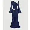 Vestido midi de gasa fina ligeramente transparente de color liso estilo chica picante con mangas acampanadas para mujer primavera y otoño transfronterizo decoración tridimensional ceñido a la cintura vestido largo de cola de pez
