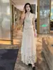 Traje Elegante de Alta Gama Estilo Coreano para Mujer Verano 2026 Top sin Mangas de Cuello en V y Falda de Encaje Calado Conjunto de Dos Piezas
