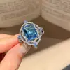 Anel Aberto Quadrado de Zircônia Estilo Palácio, Toque de Luxo Leve e de Alta Qualidade, Anel Vintage para Dedo Indicador, Design Exclusivo, Joia de Mão Exquisita