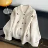 Chaqueta Suéter Floral para Solapa y Hombro Longitud Media para Mujer 2026 Otoño e Invierno Nuevo Talla Grande Plus-Size Chaqueta Cardigan de Punto A9806