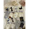 Nuevos calcetines de estilo coreano con estampado de gatos, que presentan lindos diseños japoneses, adecuados para actividades al aire libre en otoño e invierno, y disponibles en un diseño de gato de dibujos animados para mujer