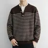 Suéter de punto de imitación de dos piezas a rayas para hombre, estilo moderno de corte holgado, tejido cálido y grueso para otoño e invierno, top de punto base para capa interior de hombre
