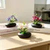 Flores artificiais de jasmim dourado em vaso de pedras para decoração de varanda de casa, flores falsas em um pequeno ornamento de bonsai plano