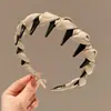 Cor de café com leite tecido plissado presilha de cabelo dentada design de dentes antiderrapante acessório de cabelo feminino suave para combinar em ambientes externos
