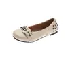 Sapatos Baixos Retro com Rebites Femininos 2026 Outono Novo Bico Redondo Fundo Plano Fivela Slip-on Sapatos Mary Jane
