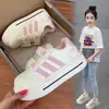 Zapatillas blancas de malla transpirable con velcro para mujer, suela gruesa, diseño de puntera de concha, ajuste cómodo, versátiles, zapatillas casuales para estudiantes