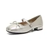 Zapatos Mary Jane Weiwei Lady 6105-2 Plateados de Tacón Bajo con Correa de Falda y Lazo Bailarinas para Mujer
