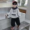 9734 Conjunto de Moletom com Capuz Outono para Meninos 2026 Novo Conjunto de Duas Peças Outono Estiloso Roupas da Moda para Meninos