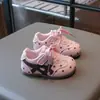 Otoño 2026 Nuevo Estilo Coreano Moda Versátil para Niñas Suela Suave Antideslizante Encaje Lunares Velcro Tenis