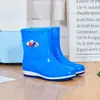 Botas de chuva femininas rasas de cano médio para adultos Botas de água curtas femininas com forro de fleece, moda de verão Botas de chuva femininas antiderrapantes Sapatos femininos impermeáveis