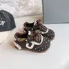 Sapatos infantis fofos de renda e bolinhas, tênis para bebês, tênis de treino alemães para meninas, tênis de malha respirável, sapatos de bebê para primavera e outono