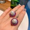 Pendientes de Perla Anillo Collar para Mujer Transmisión en Vivo Douyin Retro Gama Alta Temperamento Incrustaciones Micro Corindón Rojo Juego de Tres Piezas Venta al por Mayor