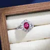 Anel de Moda Europeia e Americana de Alta Qualidade com Rubi e Safira Sintéticos Estilo Palaciano Retro de Luxo Leve Pedra Colorida Zircônia Anel Ajustável para Mulheres