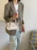 Bolso tote con estampado de lichi estilo commuting para mujer, bolso de hombro de cuero suave, nuevo modelo 2026, gran capacidad, sensación de alta gama, bolso de mano cruzado
