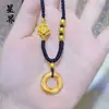 Tienda de Oro Mismo Estilo Oro Antiguo Retorcido Mahjong Hebilla de Paz Colgante Collar Colgante Sólido Moda Estilo Versátil