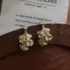 Pendientes Colgantes Hojas Plegadas Aguja de Plata, Pendientes de Moda Nicho Estilo Cotidiano para Viajar al Trabajo, Pendientes de Lujo Ligero de Alta Gama para Mujer
