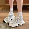 Zapatillas plateadas tipo 'Dad' para mujer 2026 Nuevas de Primavera/Verano Suela Gruesa que Aumenta la Altura Nicho Casual Versátiles Transpirables de Malla Zapatos Deportivos