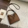 Bolsos de Moda y Versátiles para Mujer Otoño e Invierno 2025 Nuevo Bolso de Hombro Cruzado de Gama Alta Bolso Sencillo Tipo Cubo para el Día a Día
