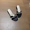 Sandalias para mujer de punta cuadrada con hebilla metálica y tacón grueso, antideslizantes y resistentes al desgaste, adecuadas para usar al aire libre en verano, directo de fábrica