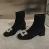 Botas Elásticas Emagrecedoras de Cano Médio Outono/Inverno Novo Estilo Suede Francês Strass Fivela Quadrada Salto Médio Salto Bloco Zíper Traseiro Botas de Cano Curto Femininas