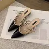 Mules sexys estilo francês de bico fechado, vibe de verão, estilo puro e sedutor, sandálias de salto grosso, sapatos novos de bico fino com salto alto e tachas