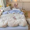 Set súper suave de cuatro piezas de algodón gofrado con estampado floral fresco, adecuado para dormitorio y uso doméstico, incluye sábana bajera y funda de edredón, set floral de tres piezas para exportación