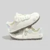 Moda Outono Tendência Treinamento Alemão Sapatos Femininos 2026 Verão Novo Estilo Coreano Sapatos Brancos Versátil Casual Bordado Sapatos de Pão Femininos