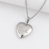 Collar con colgante de corazón de acero inoxidable transfronterizo con logotipo grabado y caja conmemorativa con foto abierta grabada.