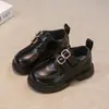 Sapatos Pequenos de Couro Vazados para Meninas 2026 Nova Coleção Primavera/Outono Sapatos Mary Jane Confortáveis de Solado Macio para Crianças de Média e Mais Velhas