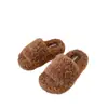 Elegantes y minimalistas pantuflas peludas para mujer, diseñadas para usar en exteriores, nueva colección otoño/invierno 2026, de moda y versátiles, cómodas pantuflas peludas de una sola tira para mujer