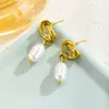 Pendientes de Perlas Estilo Francés Lujo Ligero Acero de Titanio Inspirados en Chanel, Joyería Transfronteriza, Perlas Nudadas de 18K para Mujer con un Toque de Alta Gama