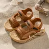 Sandálias Infantis 2025 Novas de Verão Antiderrapantes Sola Macia Sandálias para Meninas com Velcro para Crianças Maiores e Bebês Sandálias de Praia para Bebê