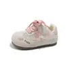 Zapatos Estilo Coreano para Bebés y Niños Pequeños 2026 Modelo Nuevo Primavera y Otoño Zapatos Deportivos Transpirables Huecos para Niños Suela Suave Zapatos para Guardería y Interiores