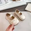 Zapatos pequeños de cuero estilo princesa para niñas, brillantes con diseño de diamantes y moño, suela suave, adecuados para combinar con faldas al salir, elegantes zapatos de vestir