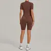 Macacão de Yoga com Gola Alta e Zíper Parcial na Cor Areia de Outono, Macacão Fitness Completo para Mulheres, Macacão para Esportes de Alta Intensidade 2630