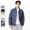 Nueva colección de invierno: Elegante y casual chaqueta de plumón para hombre, con un sencillo cuello alto, diseño ligero y rellena con 90% de plumón de pato blanco para abrigar.